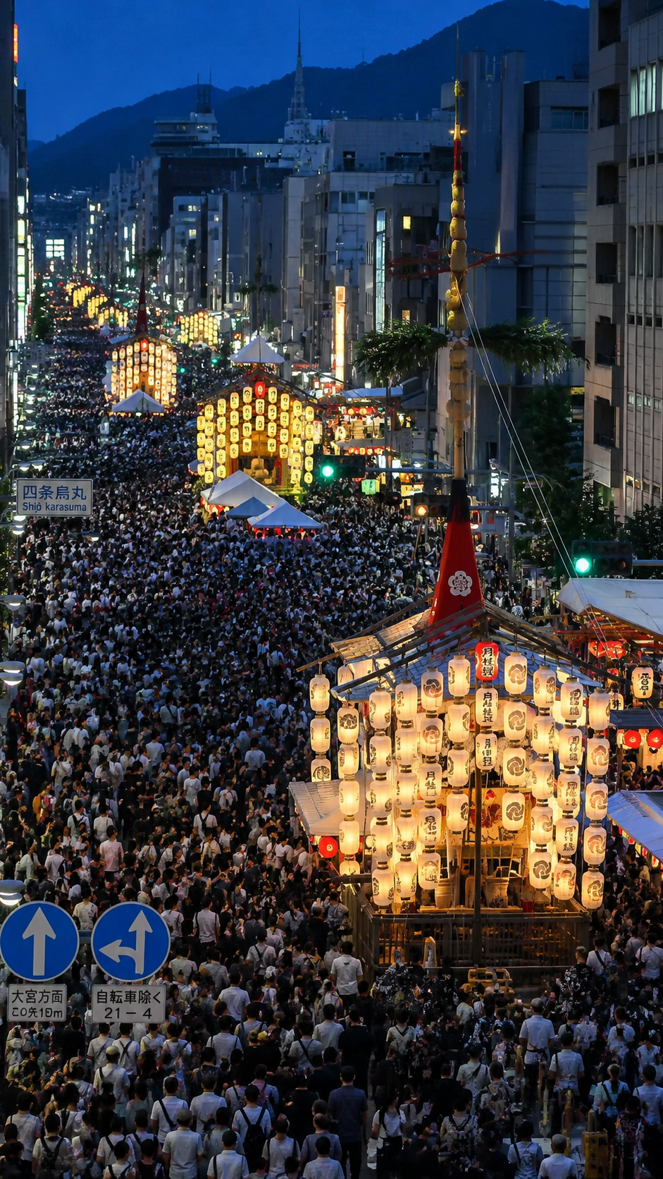 豪華絢爛な山鉾が京都の町並みを巡行する祇園祭の華やかな風景