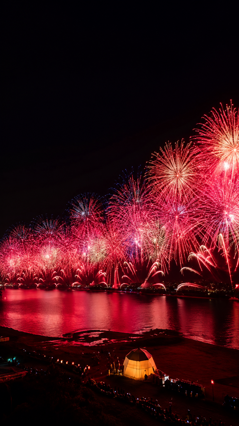 栃木県の足利花火大会で渡良瀬川の夜空いっぱいに広がる大迫力のワイドスターマイン