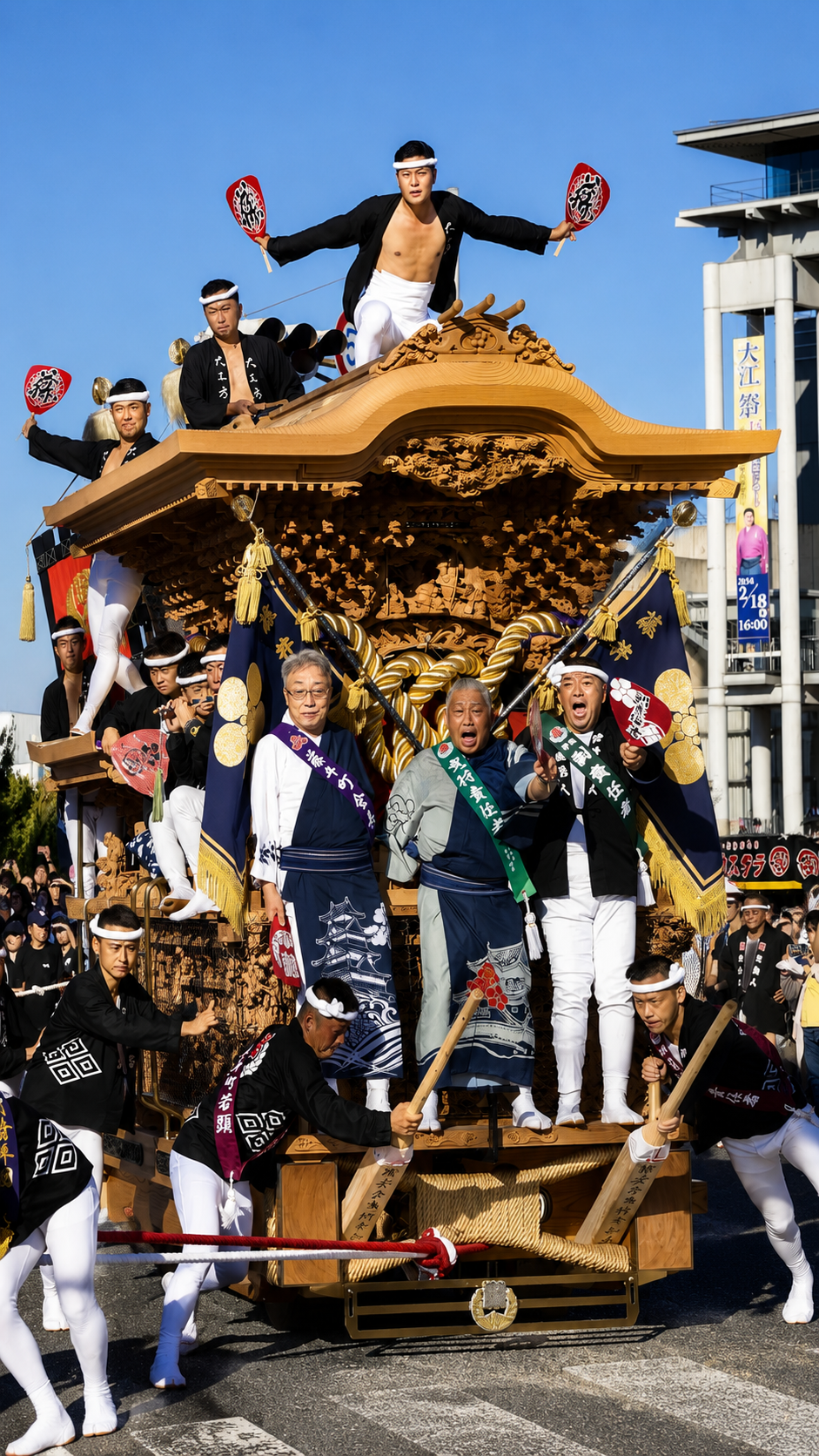豪華な木彫りのだんじりが大勢の曳き手とともに勢いよくやりまわしを行う岸和田だんじり祭