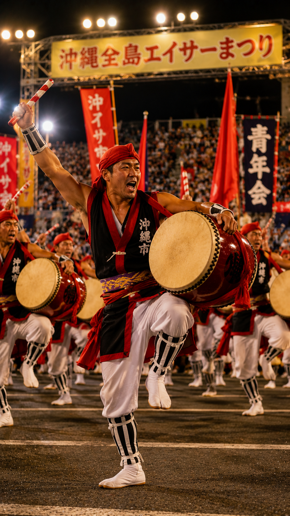 沖縄全島エイサーまつりで大勢の踊り手が太鼓を打ち鳴らしながら力強く演舞する夏祭りの風景