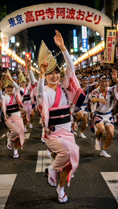 高円寺の街を大勢の踊り手が力強く踊りながら進む東京高円寺阿波おどり