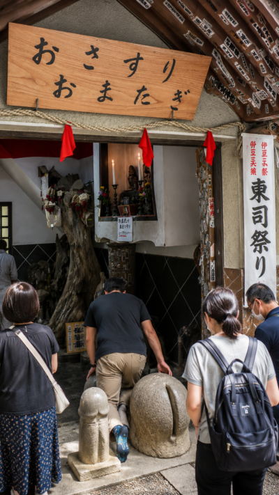 静岡県伊豆市の明徳寺で行われる東司祭りで参拝者が烏枢沙摩明王に健康を祈願する光景