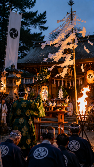 神社の境内で風を鎮め豊作を願う風鎮祭の伝統的な神事の風景