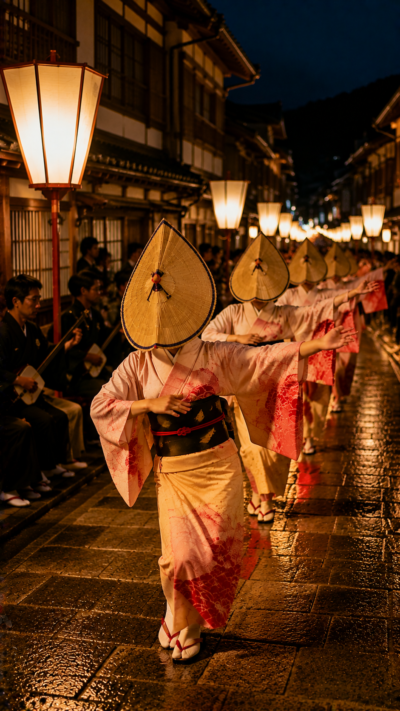 富山県八尾の夜の町並みで編笠姿の踊り手が舞う越中八尾おわら風の盆の幻想的な風景
