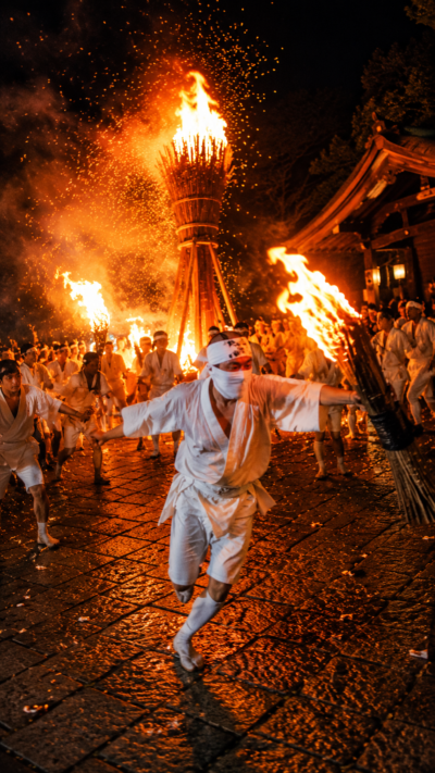 茨城県下妻市の大宝八幡宮で巨大な松明が燃え上がり火の粉が舞うタバンカ祭の夜