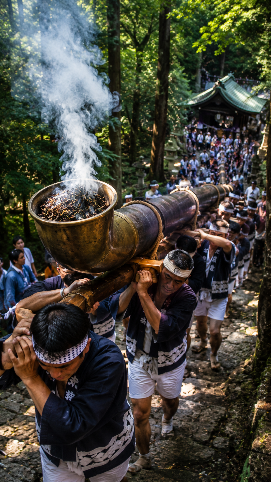巨大なきせるを担いで加波山の険しい山道を登る茨城県石岡市のきせる祭