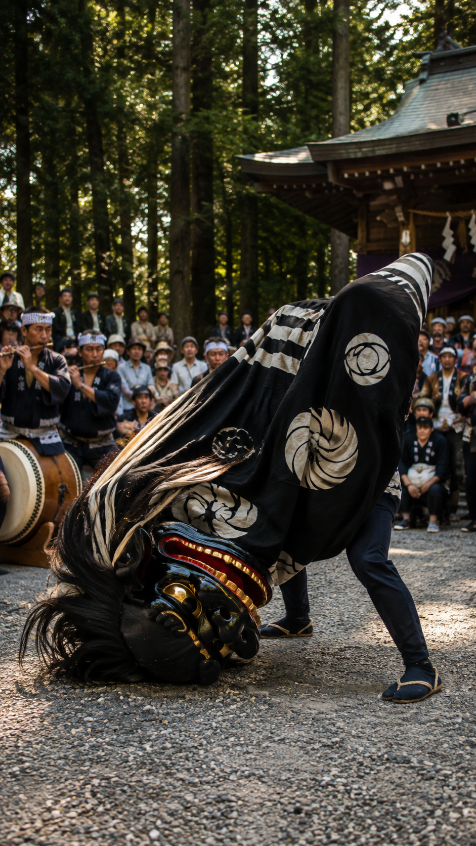 山形県長井市の歌丸神社例祭で大きく反り返りながら舞う黒獅子の伝統的な獅子舞