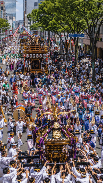 千葉市中心部の千葉の親子三代夏祭りで神輿や山車とともに大勢の市民が踊りを楽しむ夏祭りの風景
