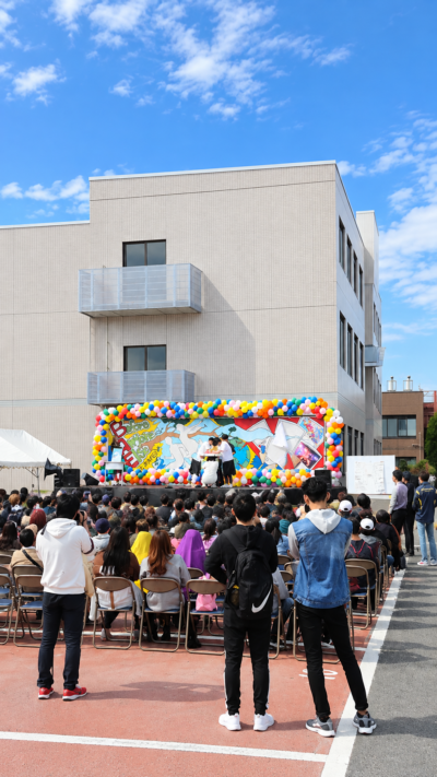 千葉県松戸市の聖徳大学松戸キャンパスで第60回聖徳祭が開催され、学生による展示やステージ、さまざまな企画を楽しむ来場者で賑わう大学祭の風景