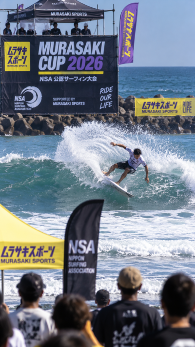 千葉県旭市の旧かんぽポイントでMURASAKI CUP 2026が開催され、サーファーたちが海の波に乗りながら技を競うNSA公認サーフィン大会の風景