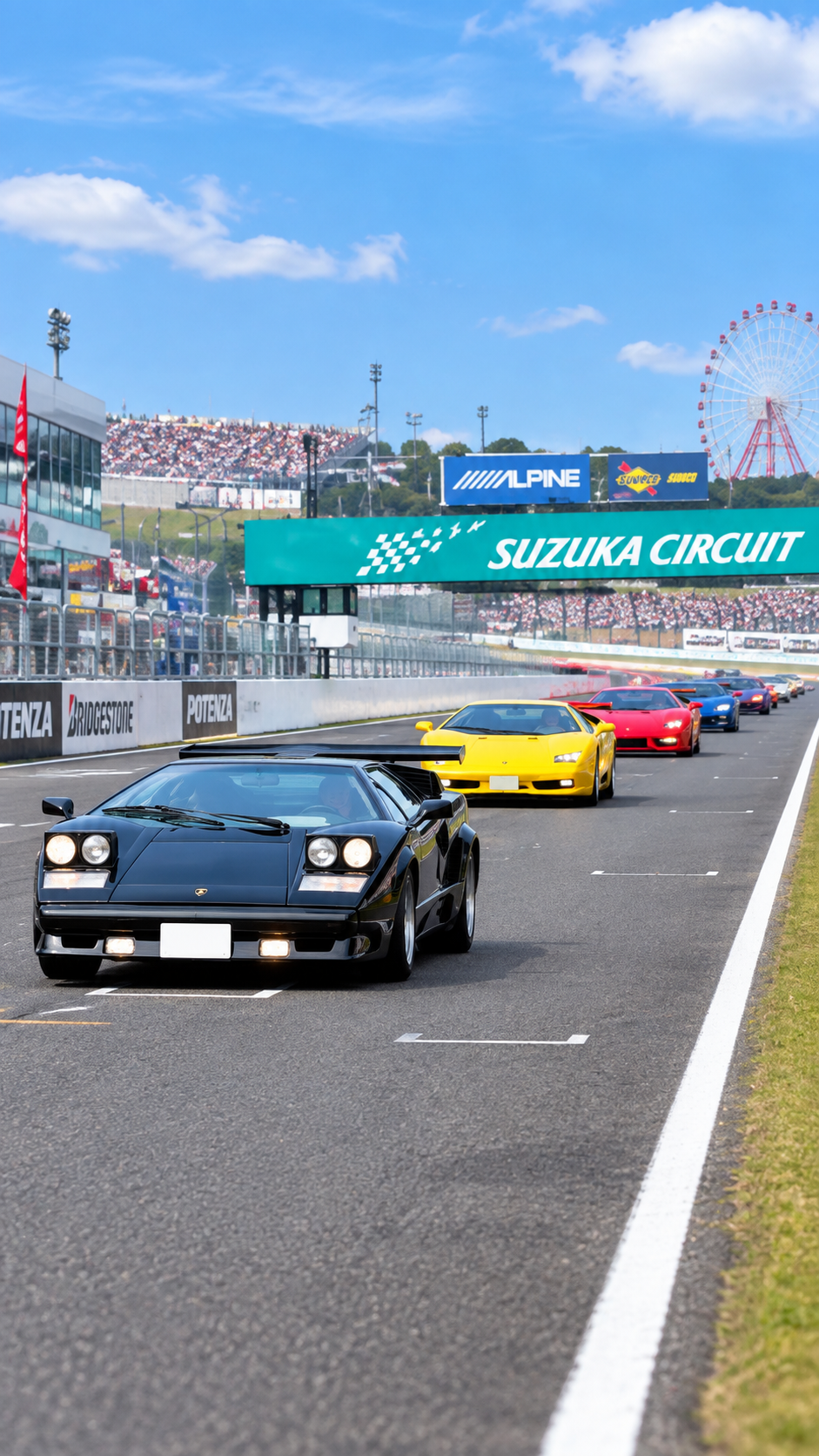 鈴鹿サーキットのGPスクエアにフェラーリなど世界を代表するスーパーカーが多数並び、来場者が迫力ある車体とエンジン音を間近で楽しんでいるシルバーウィークのイベント風景