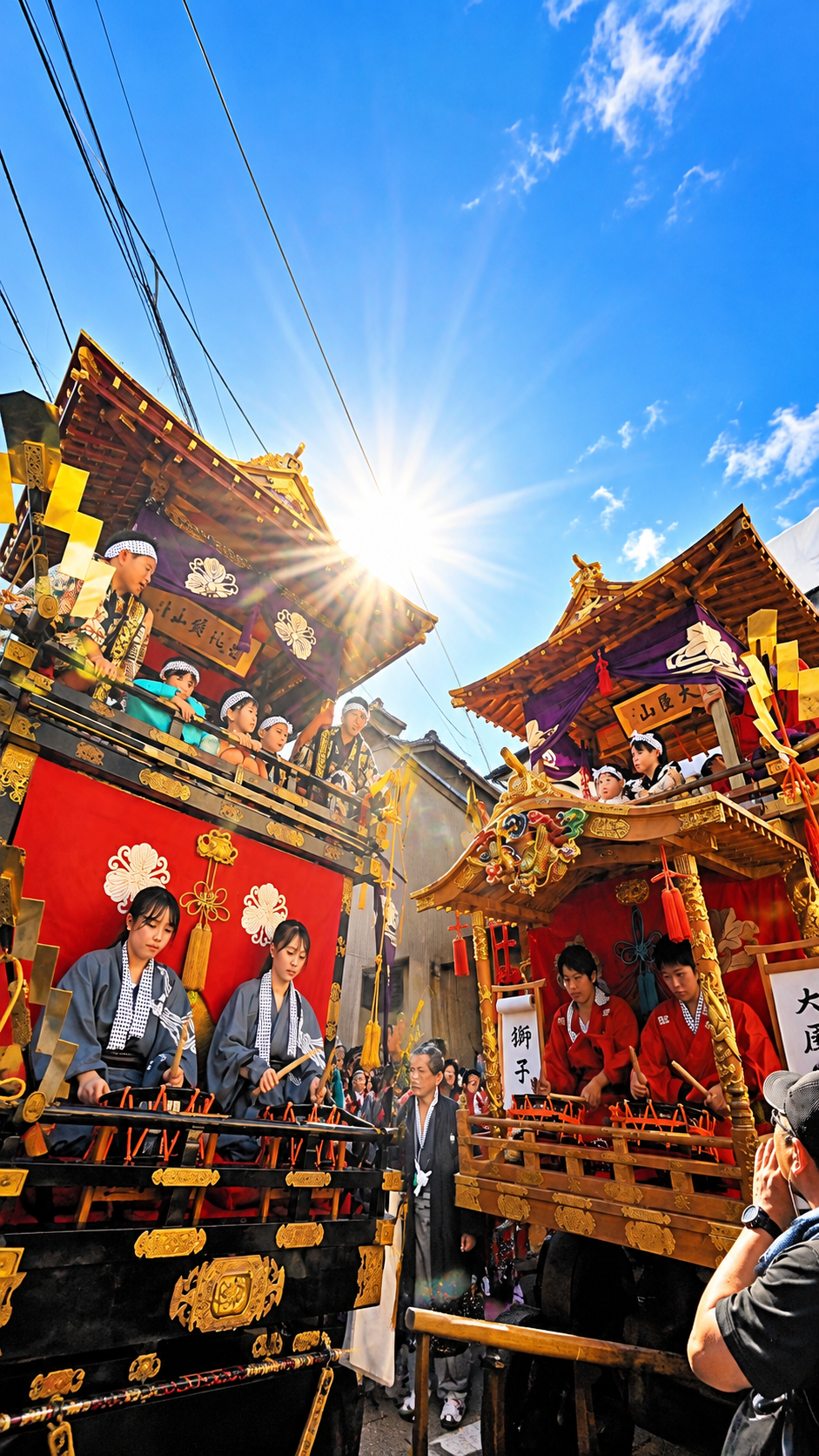 福井県小浜市の小浜放生祭で山車や大太鼓、神楽、獅子などの伝統的な演し物が町を巡り、多くの観客が見守る秋祭りの風景