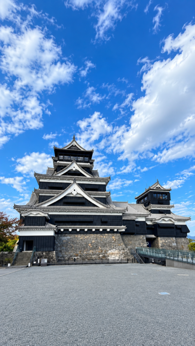 熊本県熊本市の巨大な石垣の上に黒と白の天守がそびえる熊本城の壮大な風景