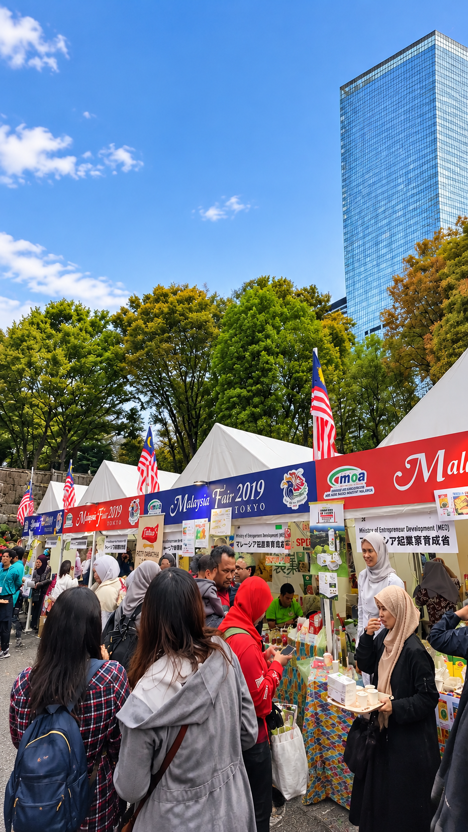 東京都江東区の豊洲公園でマレーシアフェア東京が開催され、マレーシア料理の屋台や文化ブースが並び、多くの来場者が異国の食文化を楽しむ秋の国際イベント風景