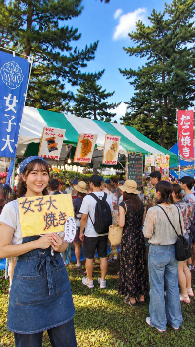 神奈川県相模原市の相模大野中央公園でもんじぇ祭りが開催され、飲食ブースやステージに多くの来場者が集まる夏から秋のグルメ・音楽イベント風景