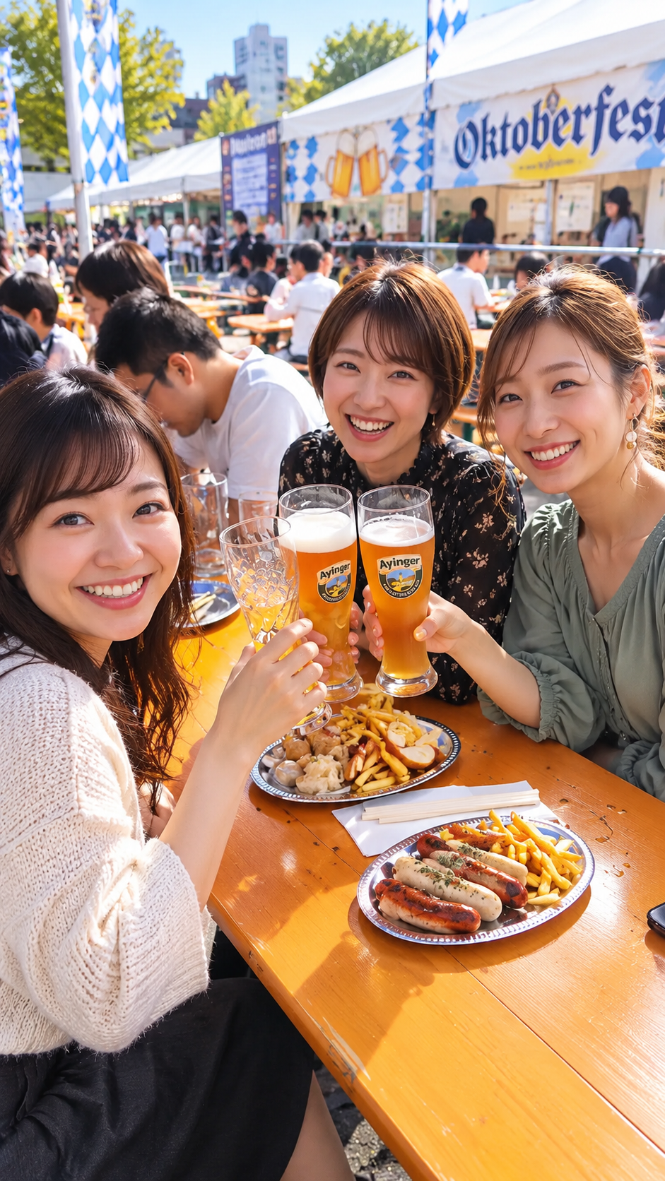 大阪府大阪市の天王寺公園てんしばでオクトーバーフェストが開催され、ドイツビールやソーセージなどのグルメを楽しむ多くの来場者で賑わう秋のビールイベント風景