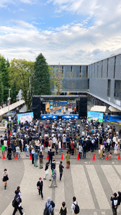 東京都八王子市の工学院大学八王子キャンパスで八王子祭が開催され、学生による模擬店やステージ、展示を楽しむ多くの来場者で賑わう学園祭の風景