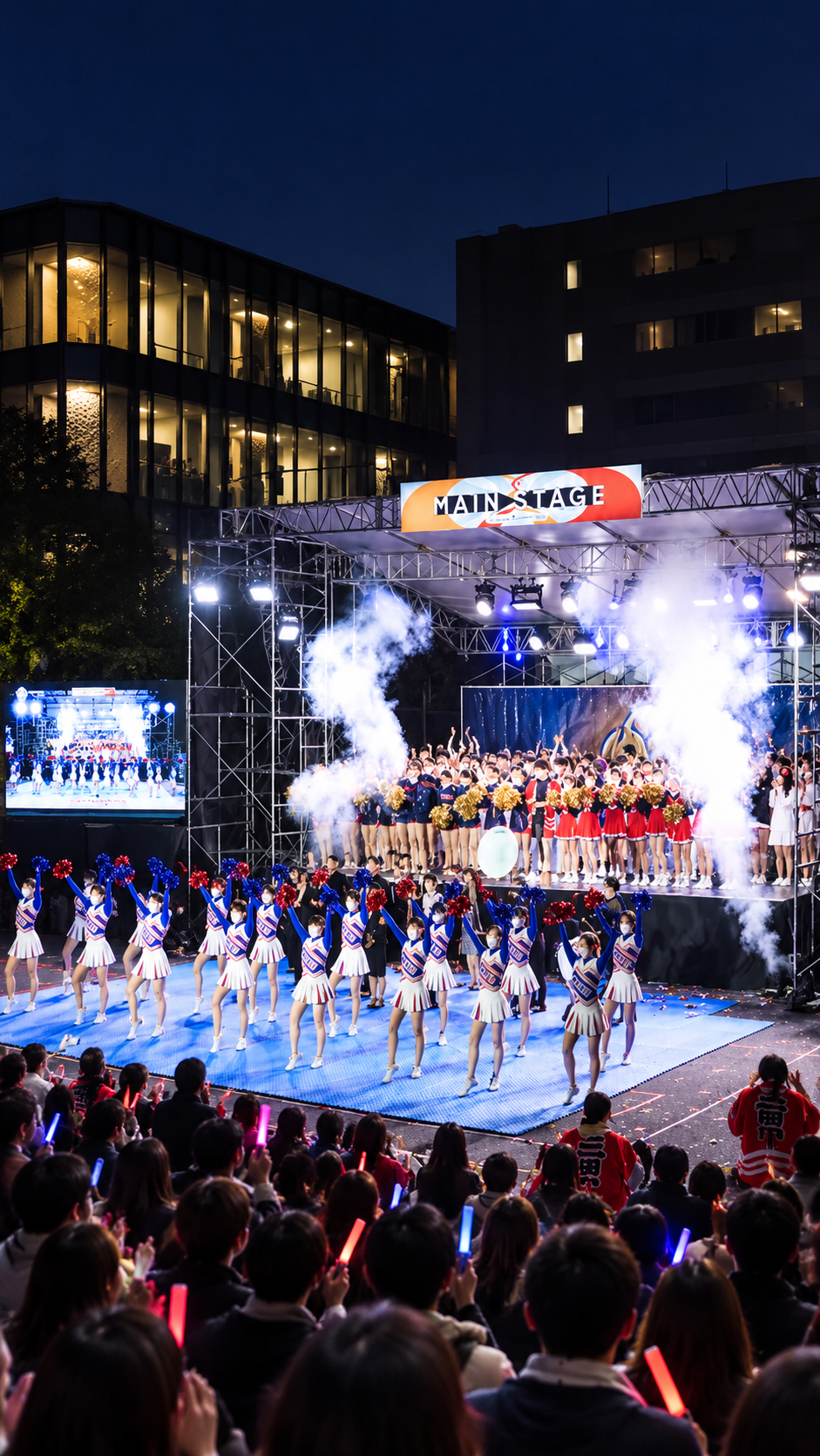 東京都港区の慶應義塾大学三田キャンパスで三田祭が開催され、学生によるステージや展示、模擬店を楽しむ多くの来場者で賑わう大学祭の風景