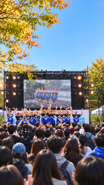 東京都杉並区の明治大学和泉キャンパスで明大祭2026が開催され、学生によるステージや展示、模擬店を楽しむ多くの来場者で賑わう大学祭の風景