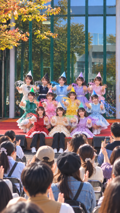 千葉県我孫子市の川村学園女子大学我孫子キャンパスで鶴雅祭が開催され、学生によるステージや展示、模擬店を楽しむ来場者で賑わう大学祭の風景