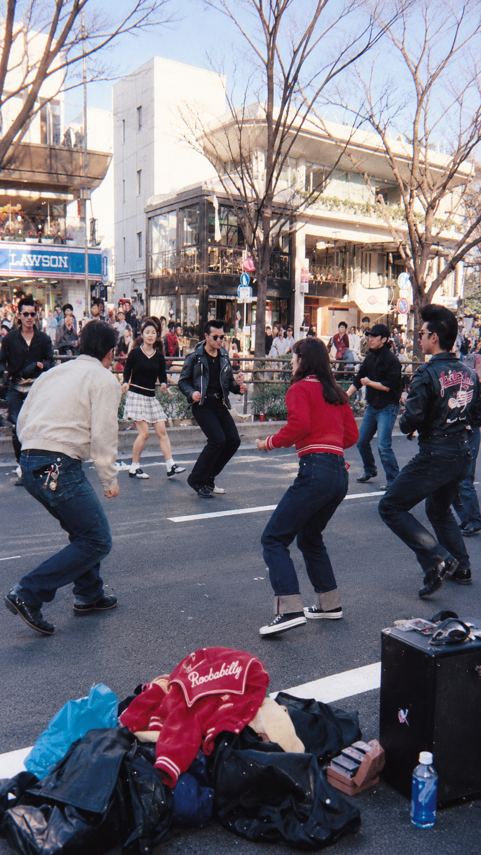 リーゼントや革ジャンなど1950年代風のファッションで原宿の歩行者天国でロックンロールを踊る若者たち