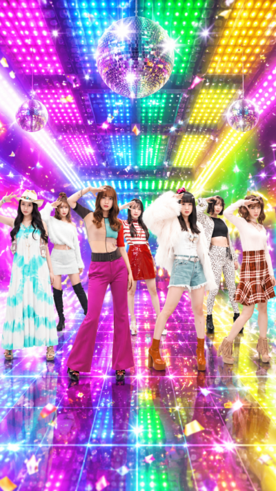 ユーロビートに合わせて腕を動かしながらパラパラダンスを踊る平成ギャルたち