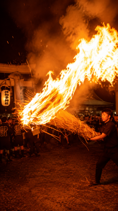 愛知県の伊知多神社で秋葉火祭りが行われ、夜の境内で大きな炎が燃え上がり参拝者が祈りを捧げる伝統行事の風景