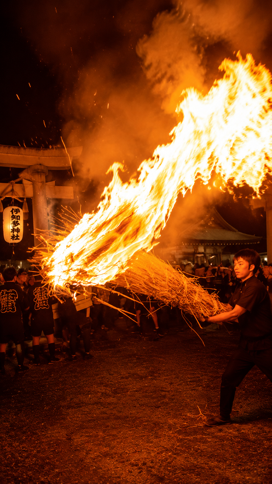 愛知県の伊知多神社で秋葉火祭りが行われ、夜の境内で大きな炎が燃え上がり参拝者が祈りを捧げる伝統行事の風景