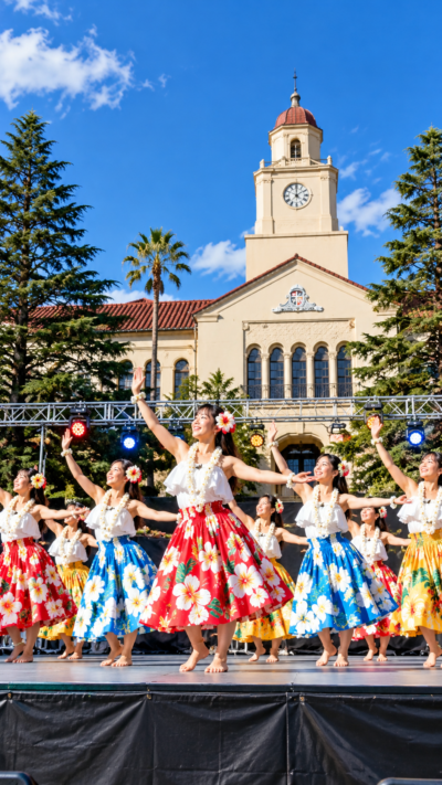 兵庫県の関西学院大学3キャンパスで新月祭が開催され、学生によるステージや音楽ライブ、模擬店、展示、トークショー、お笑いなど多彩なイベントを楽しむ多くの来場者で賑わう大学祭の風景