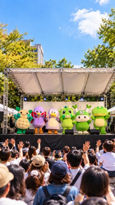 さいたま新都心の会場に全国のゆるキャラが集まり来場者と交流するゆるバース2026のイベント風景