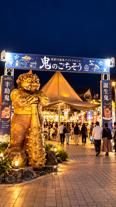 鬼怒川温泉駅前広場にキッチンカーや屋台が並び多くの人が夜のグルメを楽しむ鬼怒川温泉ナイトマルシェの風景