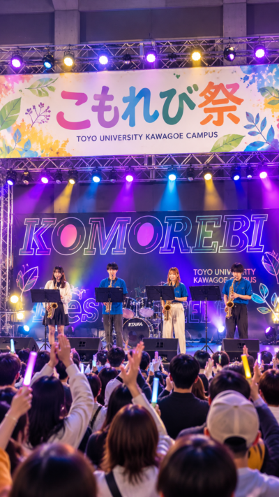埼玉県川越市の東洋大学川越キャンパスでこもれび祭が開催され、学生による模擬店やステージなどを多くの来場者が楽しむ秋の大学祭の風景