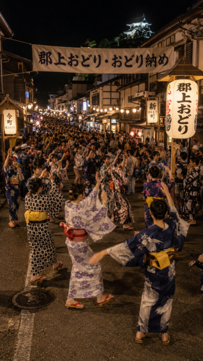 岐阜県郡上市八幡町の郡上おどり・おどり納めで、浴衣姿の大勢の踊り手が新町から今町の通りに集まり、下駄を鳴らして踊る伝統的な盆踊りの風景