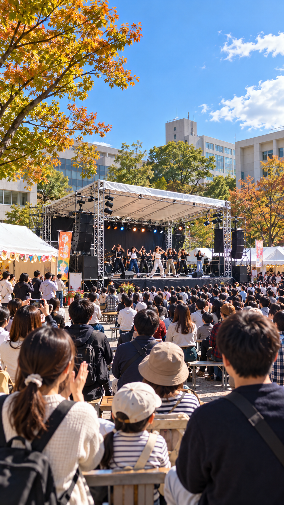 香川県高松市の香川大学幸町キャンパスで第78回香川大学祭が開催され、学生による模擬店やステージ、展示、学生団体企画などが行われ、多くの来場者で賑わう秋の大学祭の風景