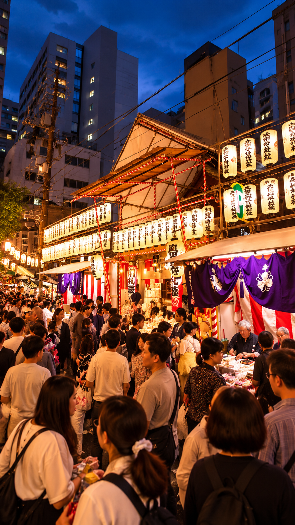 東京・日本橋の通りにべったら漬けの販売店や屋台が並び多くの人で賑わうべったら市2026の風景