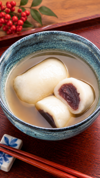 東北地方に伝わる郷土料理、甘い餡を包んだ丸い餅を汁に入れて味わうけいらん