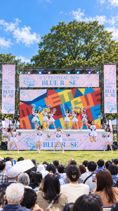 東京都三鷹市の国際基督教大学三鷹キャンパスで開催されるICU FESTIVAL 2026で、ステージや屋台、学生企画を多くの来場者が楽しむ学園祭の風景