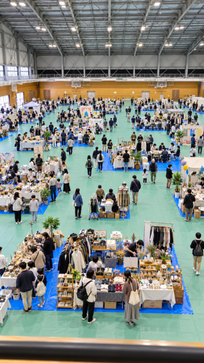 島根県浜田市の島根県立大学浜田キャンパスで海遊祭が開催され、学生による模擬店やステージ、音楽ライブ、展示などが行われ、多くの来場者で賑わう秋の大学祭の風景