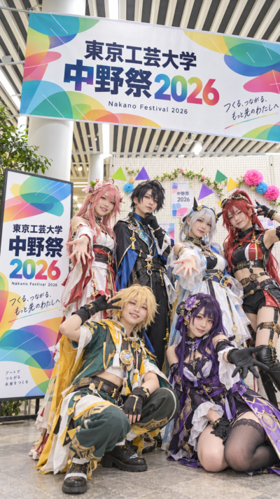 東京工芸大学中野キャンパスに学生作品の展示や模擬店、ステージなどが並び多くの来場者でにぎわう中野祭2026の風景