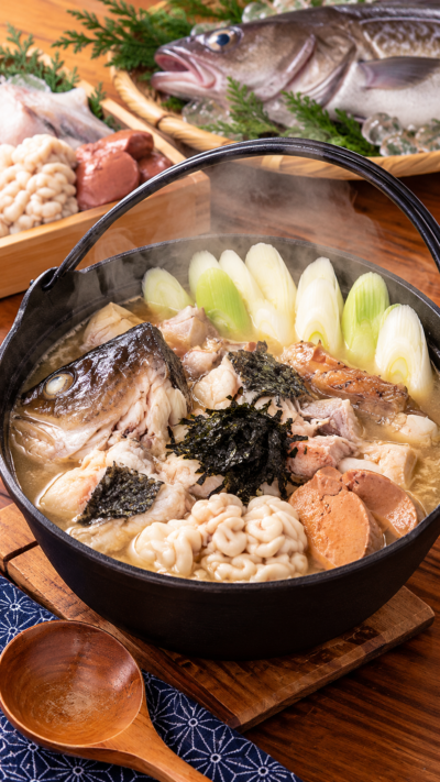 山形県庄内地方に伝わる郷土料理、寒鱈の身やアラ、肝、白子などを味噌仕立ての汁で煮込んだどんがら汁