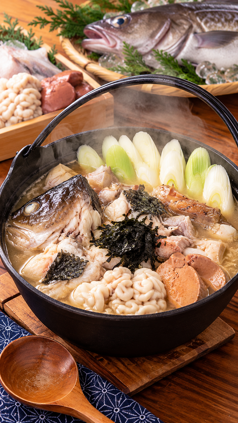 山形県庄内地方に伝わる郷土料理、寒鱈の身やアラ、肝、白子などを味噌仕立ての汁で煮込んだどんがら汁