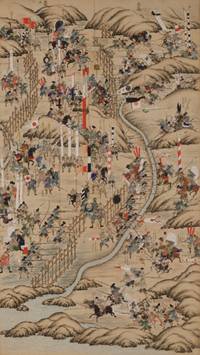 1584年の小牧・長久手の戦いで、山や川に囲まれた戦場を多数の武将や兵士、騎馬隊が進み激しく戦う日本の歴史的な合戦図