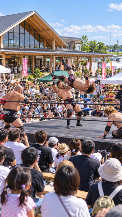 埼玉県吉見町の道の駅いちごの里よしみに設置されたプロレスリングで、大日本プロレスの選手たちが迫力ある技を繰り出し、観客が試合を楽しむ2026年大会の会場イメージ