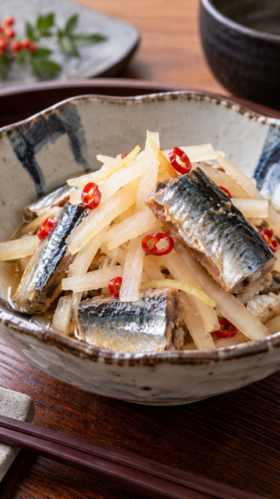 茨城県の郷土料理ごさい漬けをサンマと大根、唐辛子で仕上げ、和食器に盛り付けた料理