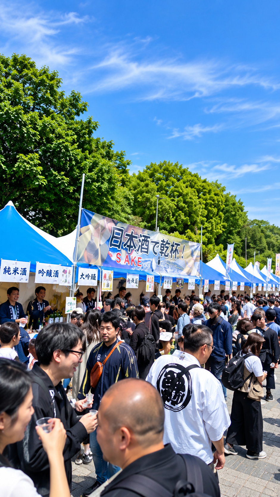 御徒町駅前のおかちまちパンダ広場に日本酒のブースが並び多くの来場者が全国の銘柄を飲み比べる酒まつりジャパン2026秋の風景