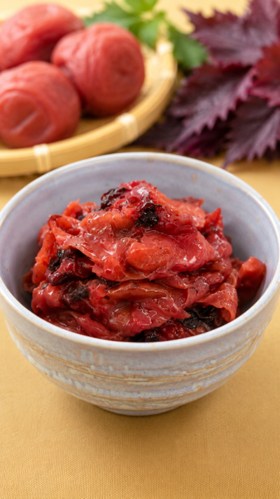 茨城県の郷土料理紫錦梅を赤しそで漬けた赤紫色の梅肉として和食器に盛り付けた料理