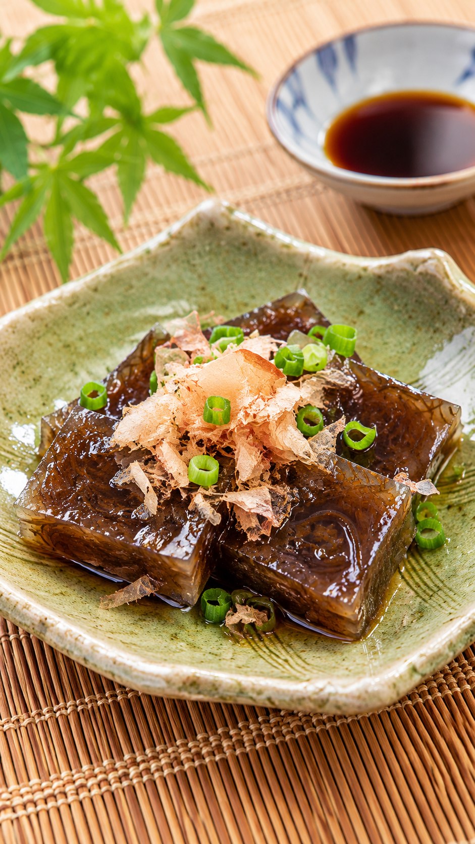 茨城県の郷土料理海藻よせを食べやすい大きさに切り、醤油や薬味を添えて和食器に盛り付けた料理