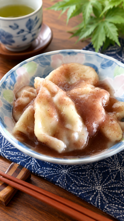 神奈川県横須賀市佐島地区の郷土菓子へらへらだんごを薄く平たいもちもちの団子に小豆あんをたっぷり絡め、和食器に盛り付けた料理